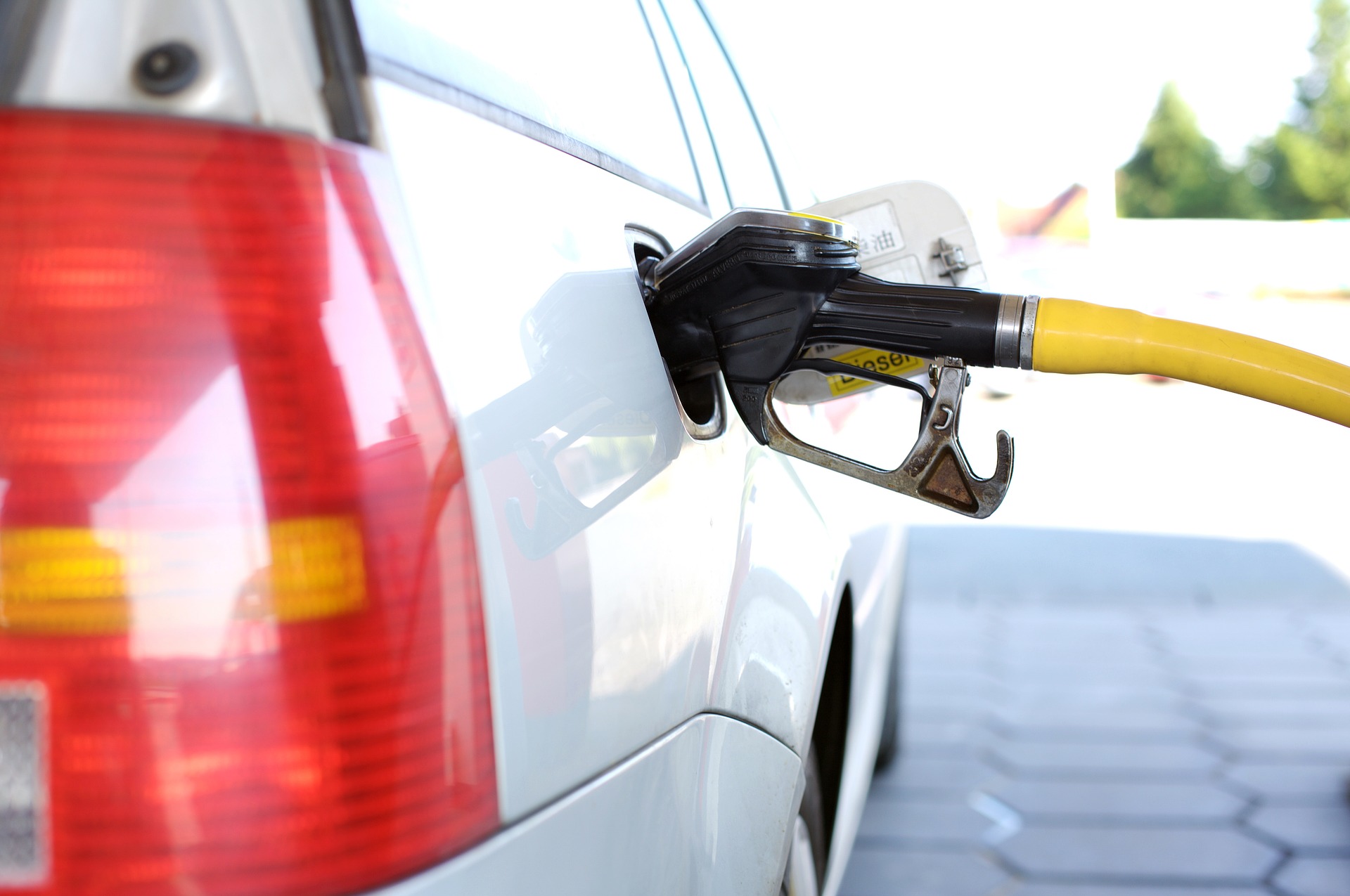 ¿Por qué sube el precio de la gasolina, la luz y el gas?