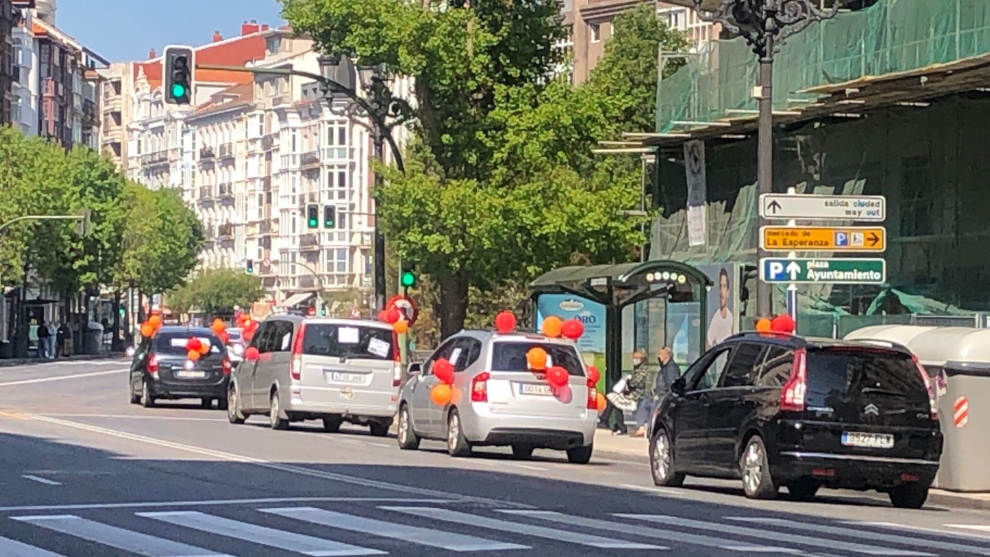 Una caravana de vehículos denuncia la “externalización” de los servicios sociales en Santander